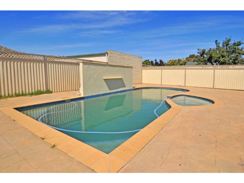 28 Hillcrest Road, Oak Park VIC 3046