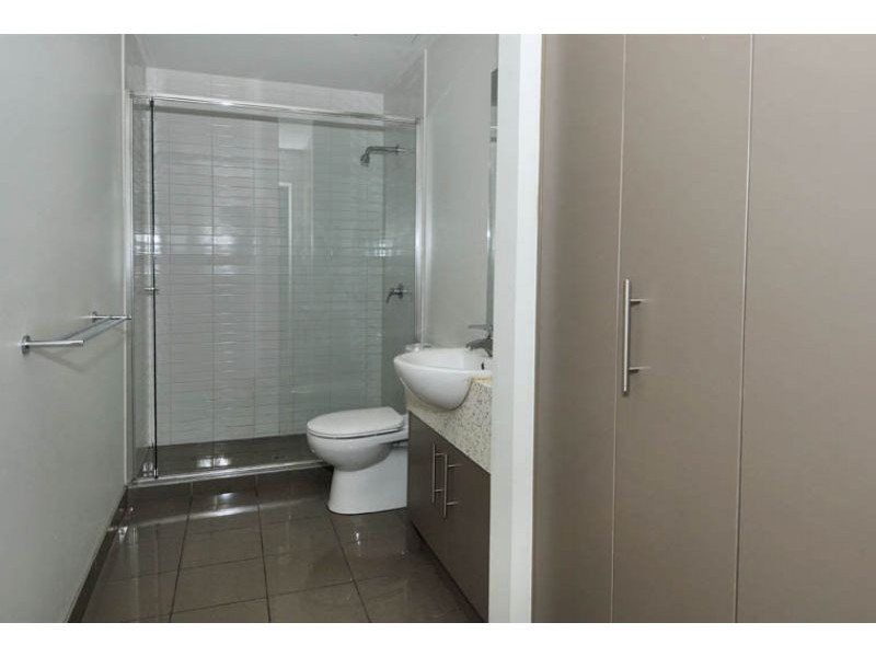 204/30-32 East Esplanade, St Albans VIC 3021