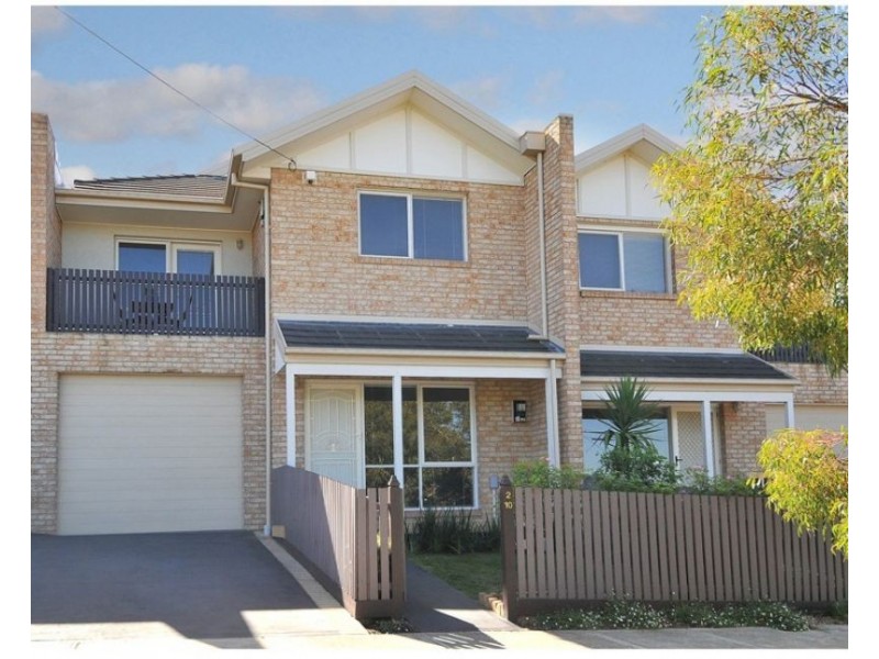 2/10 Pines Grove, Oak Park VIC 3046