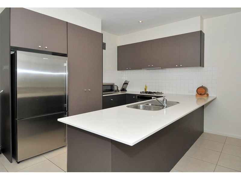 2/10 Pines Grove, Oak Park VIC 3046