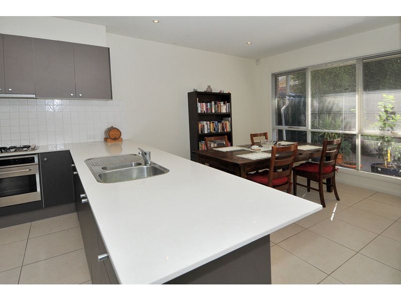 2/10 Pines Grove, Oak Park VIC 3046
