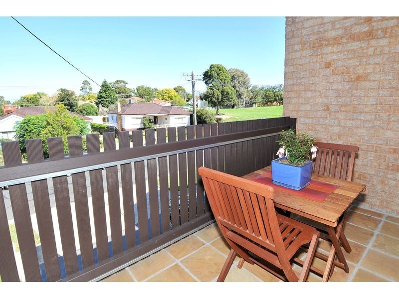 2/10 Pines Grove, Oak Park VIC 3046
