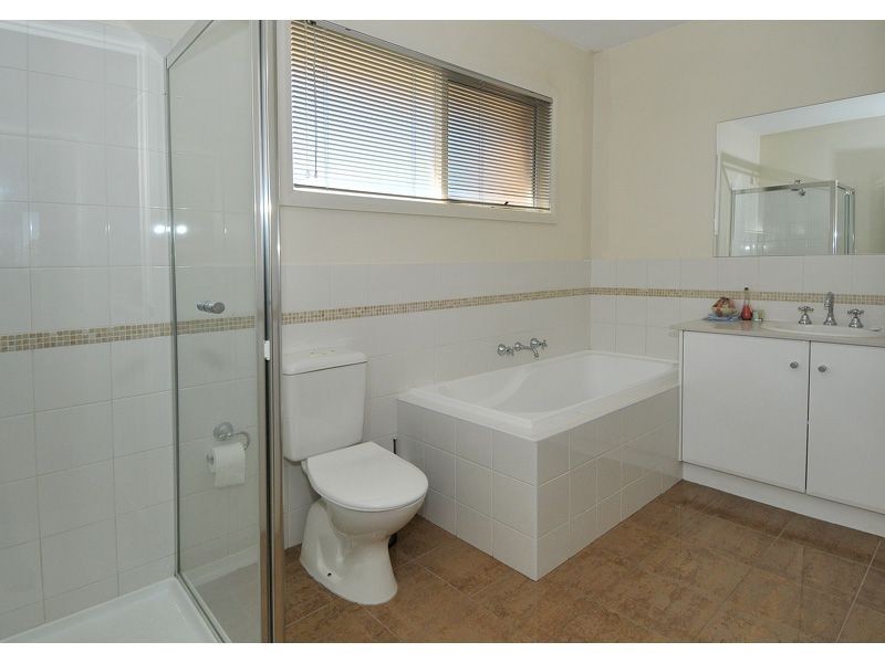 2/10 Pines Grove, Oak Park VIC 3046