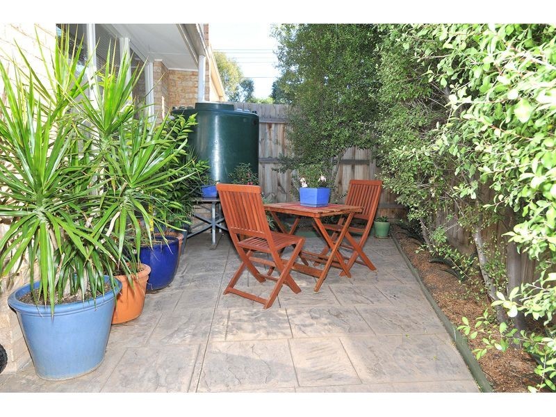 2/10 Pines Grove, Oak Park VIC 3046