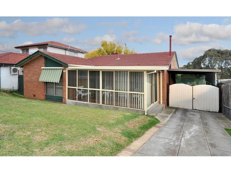 17 Lorraine Crescent, Jacana VIC 3047