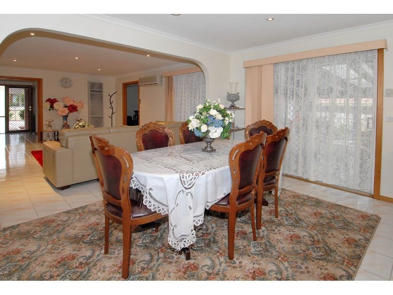 72 Paringa Boulevard, Meadow Heights VIC 3048