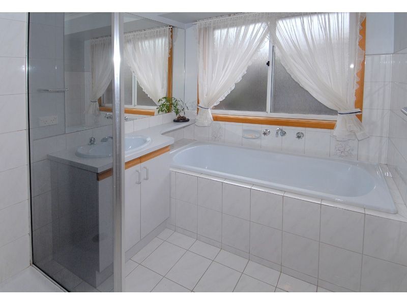 72 Paringa Boulevard, Meadow Heights VIC 3048