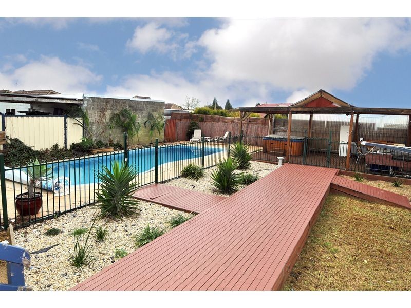 61 Snell Grove, Oak Park VIC 3046