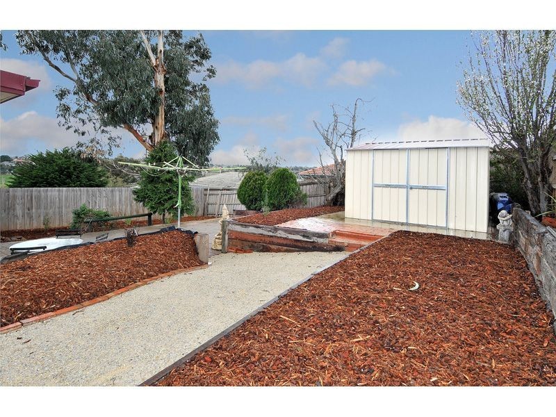 26 Hendricks Crescent, Jacana VIC 3047