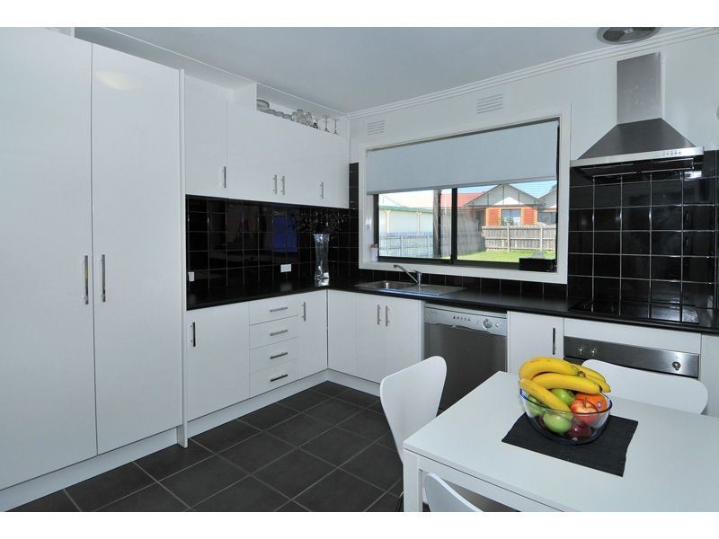 26 Hales Crescent, Jacana VIC 3047