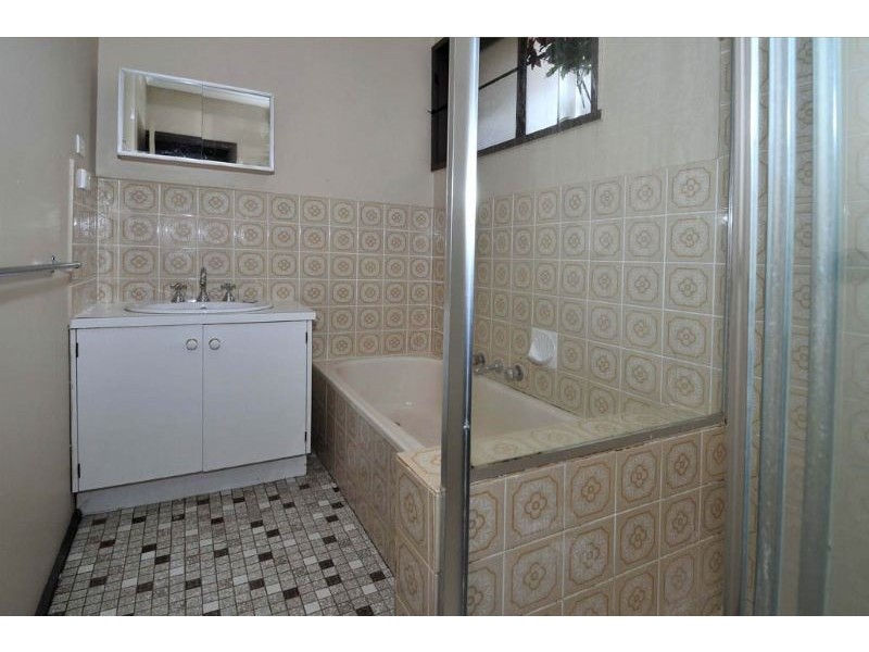 2/20 Wheatsheaf Road, Glenroy VIC 3046