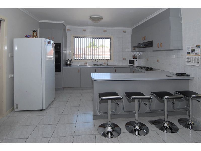 1 & 2/6 Mitchell Crescent, Meadow Heights VIC 3048