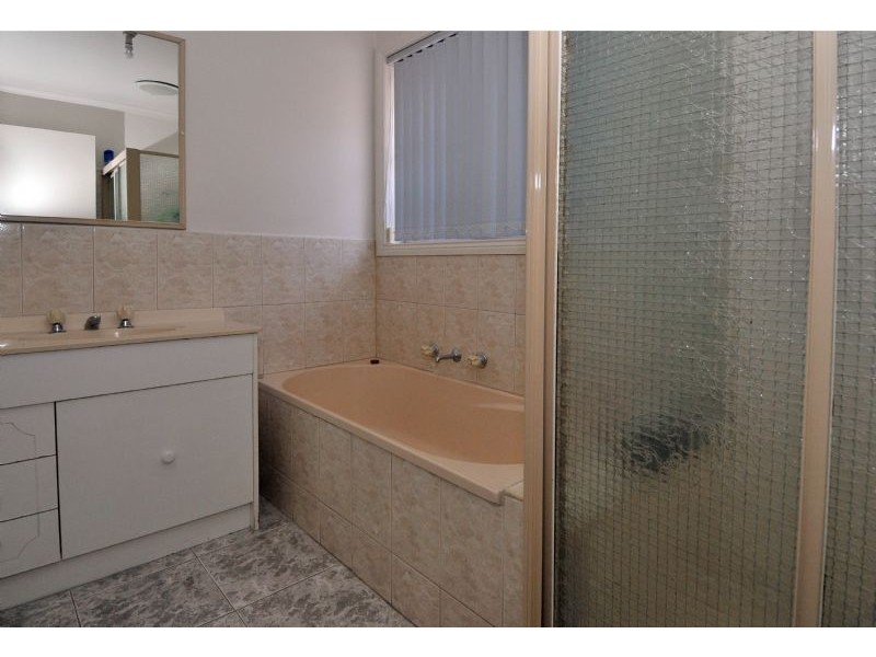 2/190 Hilton Street, Glenroy VIC 3046