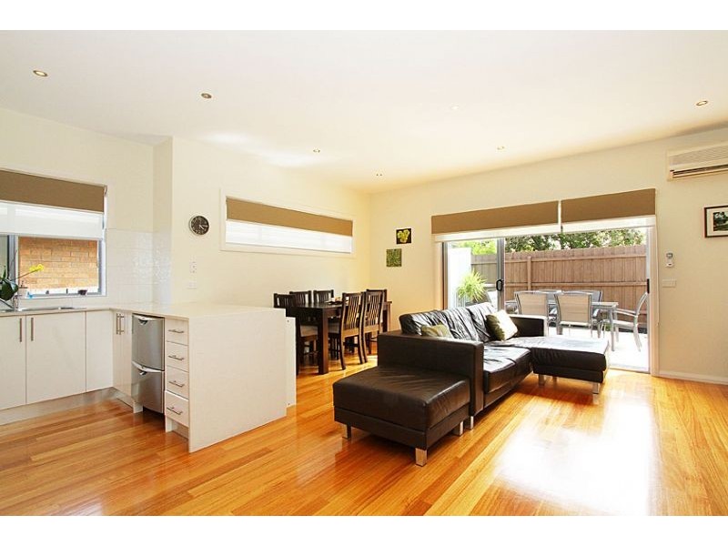 2/39 Station Road, Oak Park VIC 3046