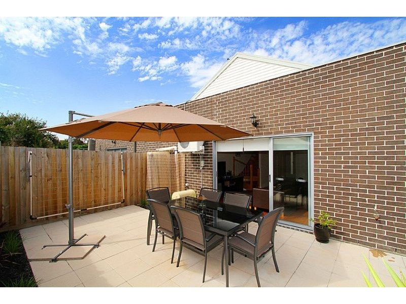 2/39 Station Road, Oak Park VIC 3046