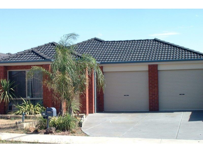 17 Crossdale Green, Craigieburn VIC 3064