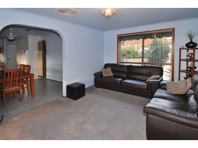 2/17 Ashleigh Crescent, Meadow Heights VIC 3048