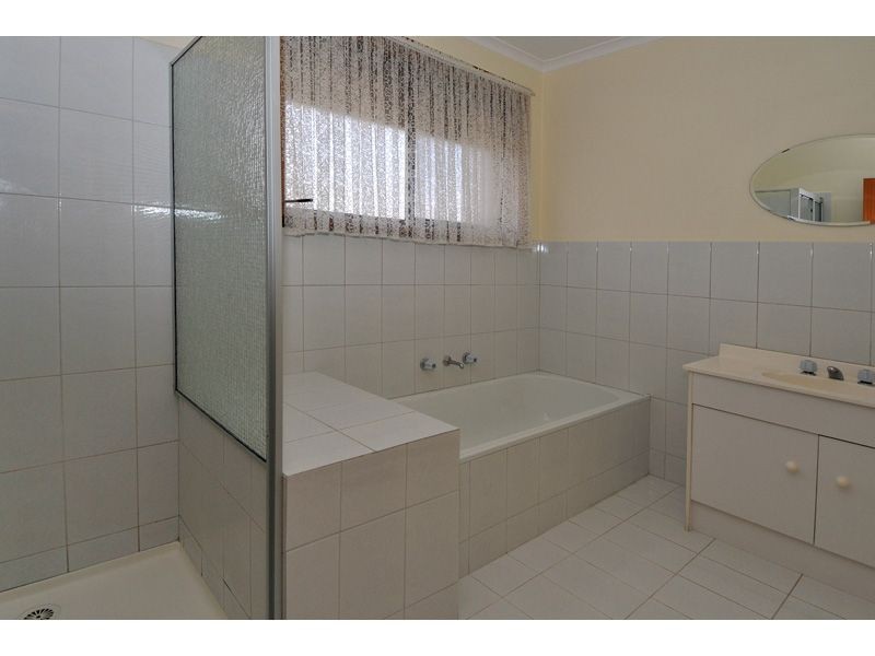 5A Nicholson Crescent, Meadow Heights VIC 3048