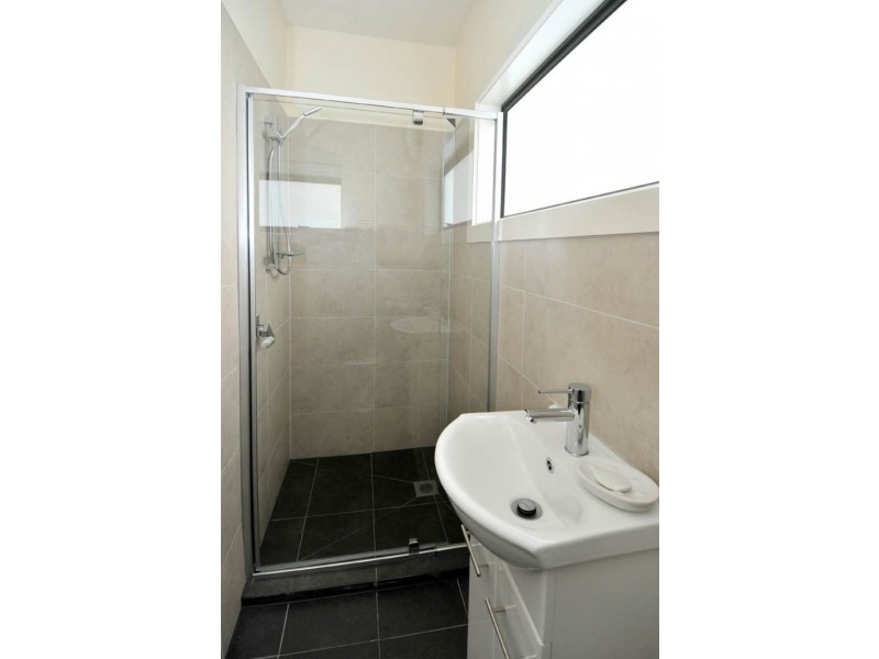 2/64 Wheatsheaf Road, Glenroy VIC 3046