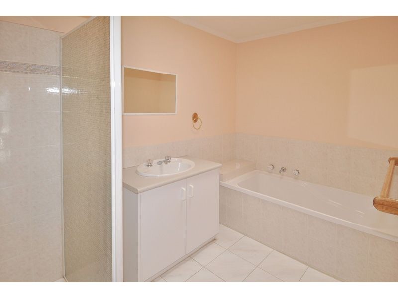 5 Benaud Close, Meadow Heights VIC 3048