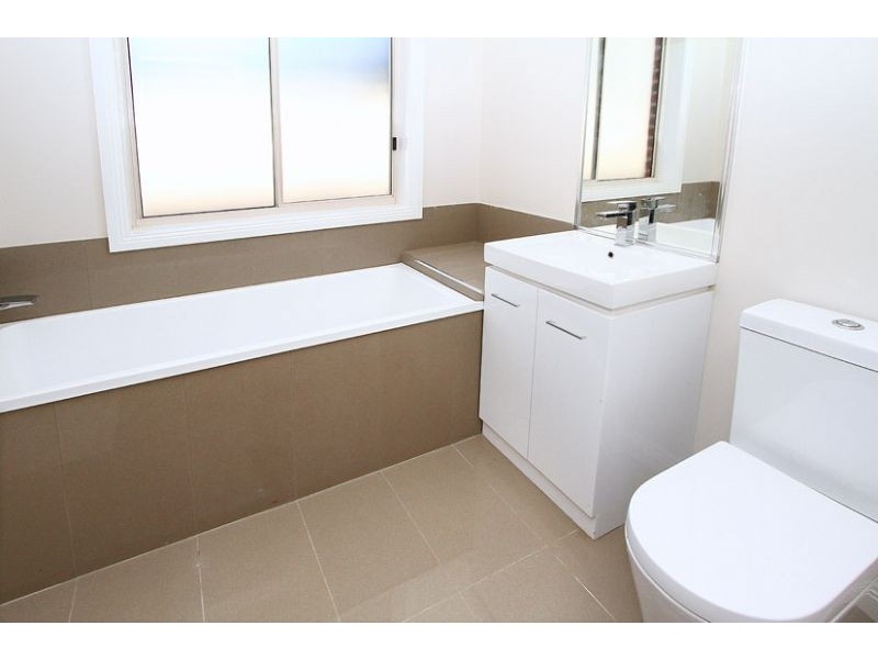 2/9 Sylvester Street, Oak Park VIC 3046