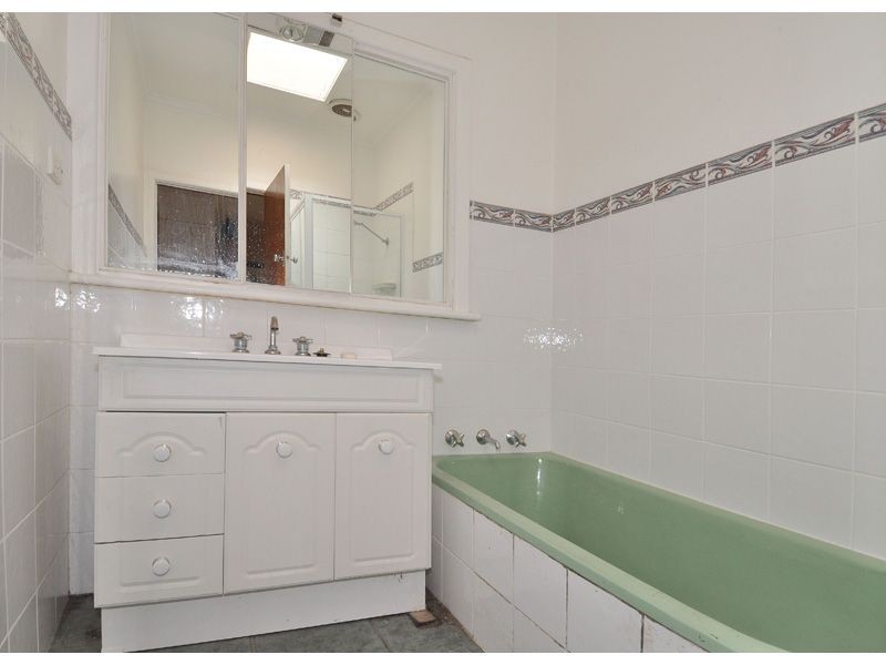 8 Jacaranda Street, Oak Park VIC 3046