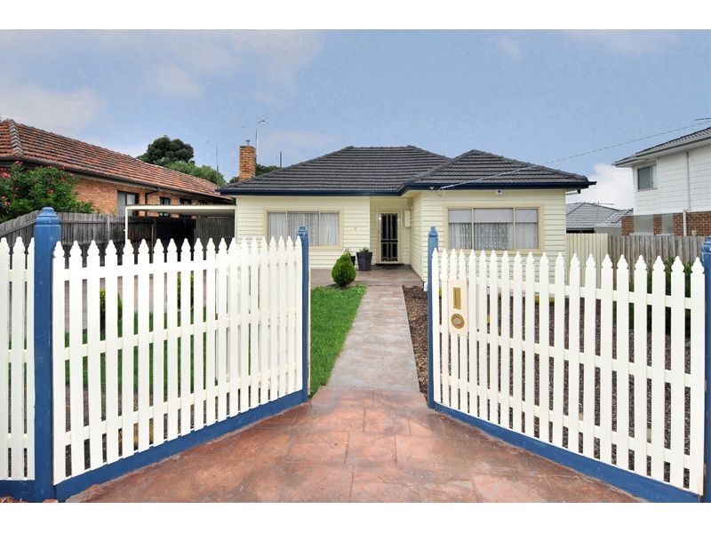 15 Mackinnon Grove, Glenroy VIC 3046