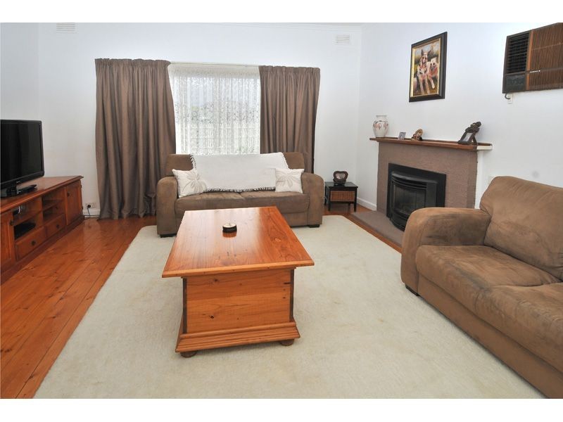 15 Mackinnon Grove, Glenroy VIC 3046