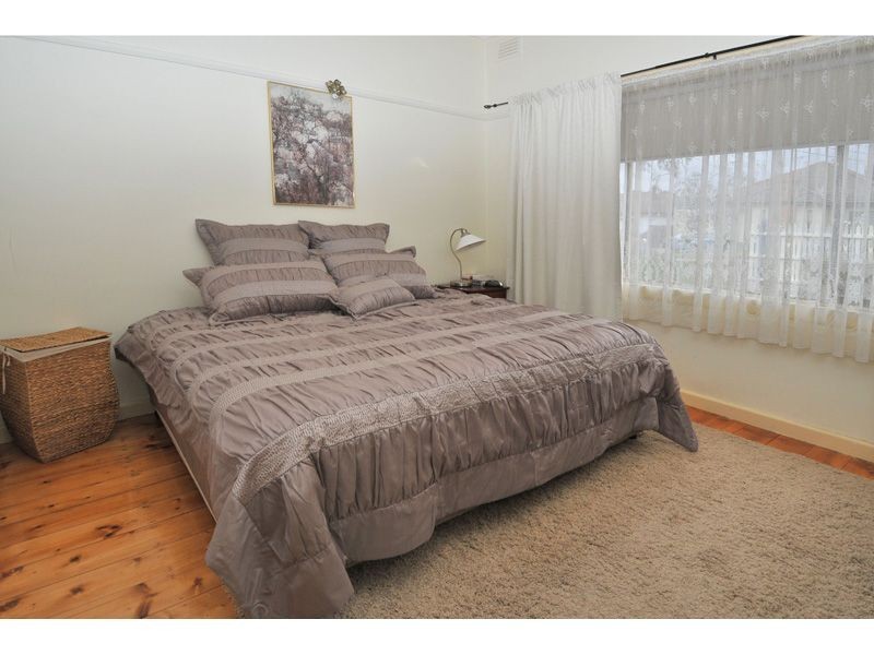 15 Mackinnon Grove, Glenroy VIC 3046