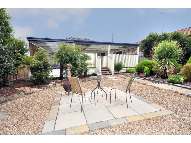 15 Mackinnon Grove, Glenroy VIC 3046