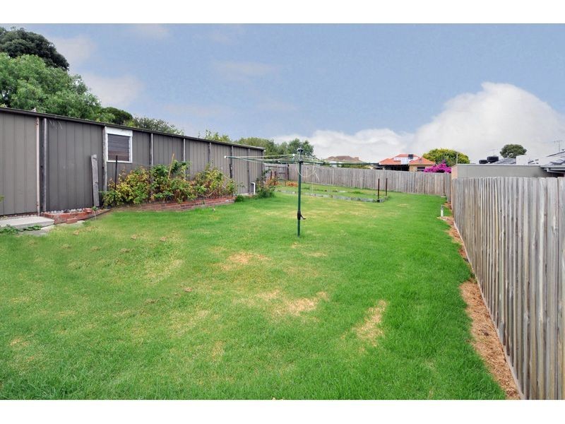15 Mackinnon Grove, Glenroy VIC 3046