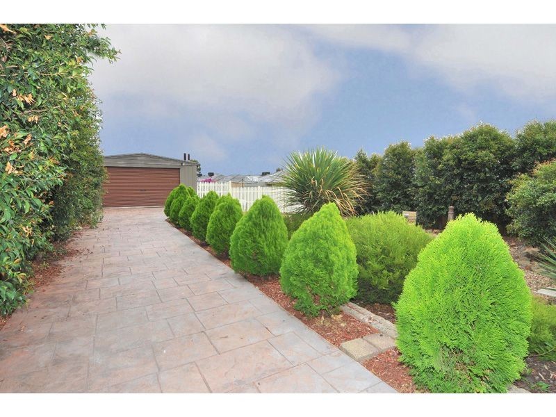 15 Mackinnon Grove, Glenroy VIC 3046