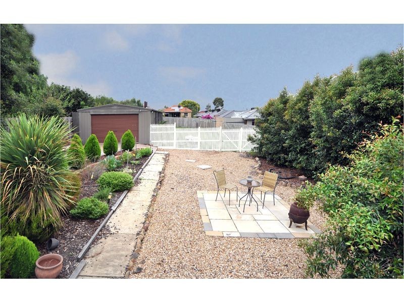 15 Mackinnon Grove, Glenroy VIC 3046
