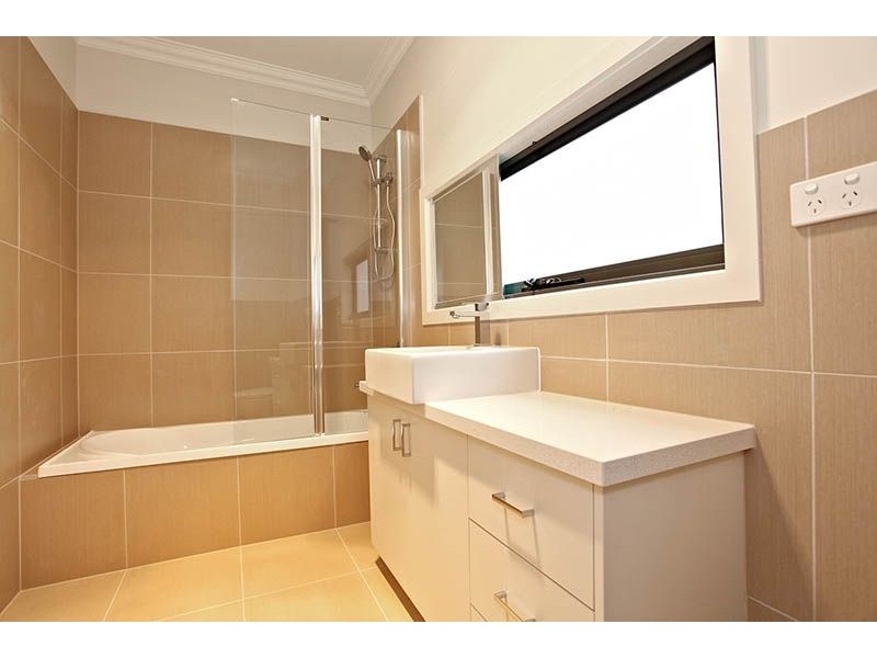 2/13 Sylvester Street, Oak Park VIC 3046