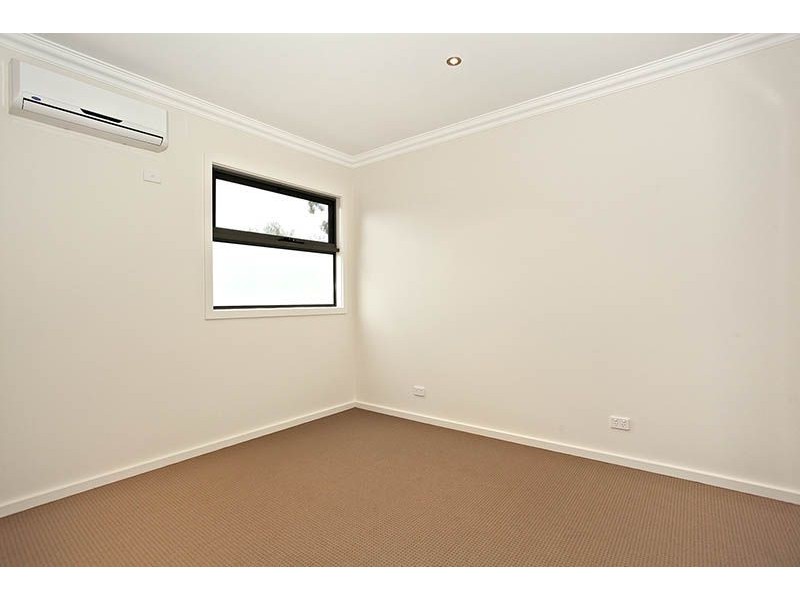 2/13 Sylvester Street, Oak Park VIC 3046