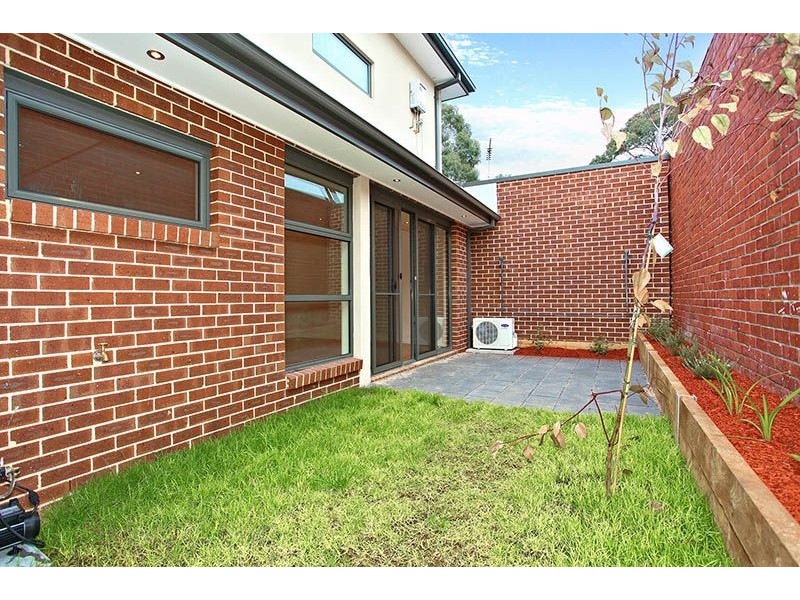 2/13 Sylvester Street, Oak Park VIC 3046