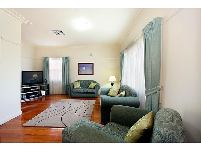 18 Kerr Avenue, Oak Park VIC 3046