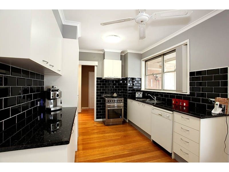 8 Torquay Street, Dallas VIC 3047