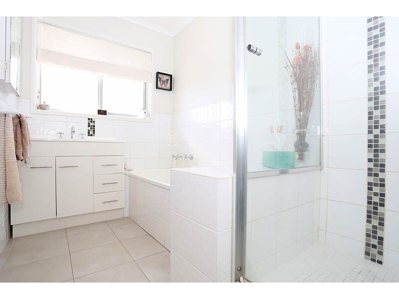 4 Bendoc Court, Meadow Heights VIC 3048