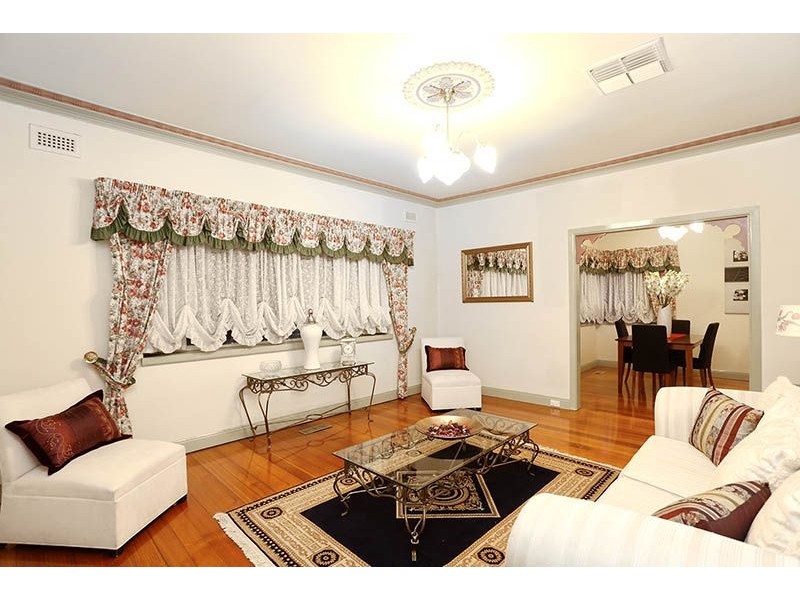 15 Lex Grove, Oak Park VIC 3046