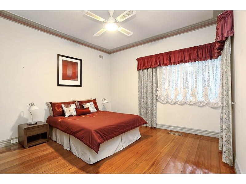 15 Lex Grove, Oak Park VIC 3046