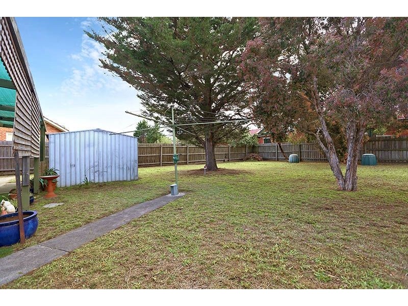 30 Hales Crescent, Jacana VIC 3047