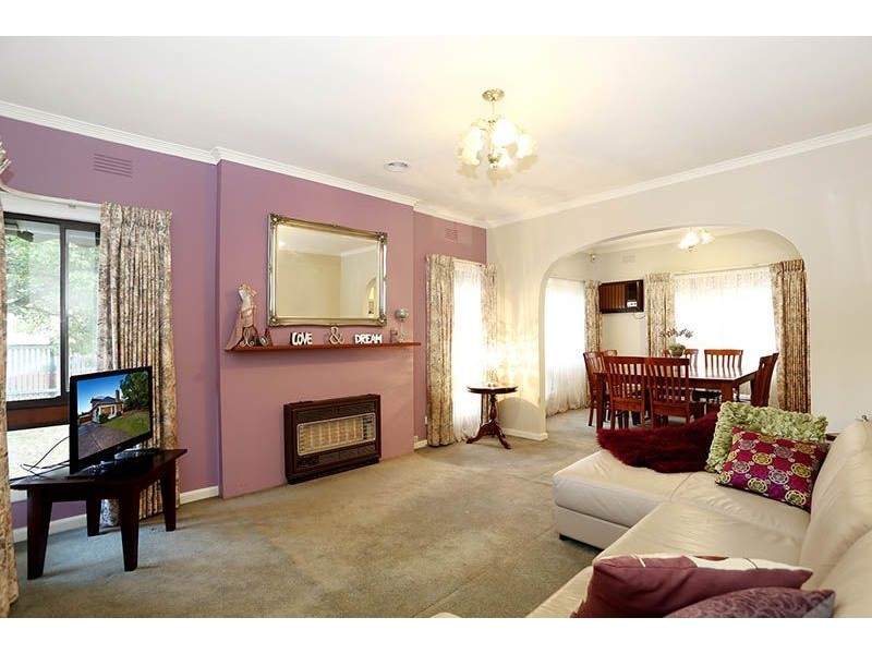 53 Rhodes Parade, Oak Park VIC 3046