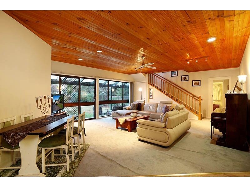 53 Rhodes Parade, Oak Park VIC 3046