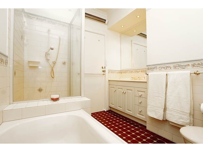 53 Rhodes Parade, Oak Park VIC 3046