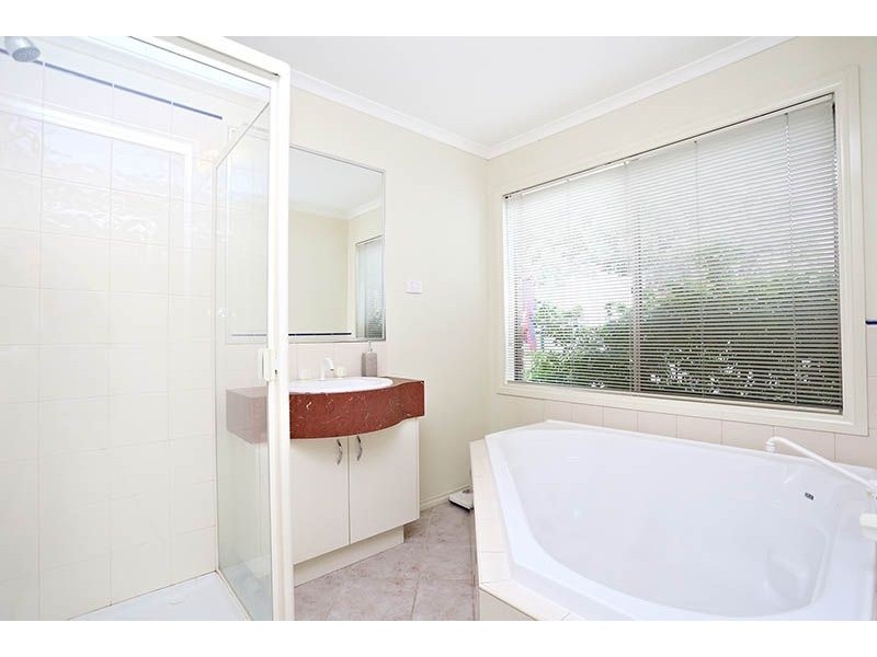 33 Paroo Avenue, Roxburgh Park VIC 3064