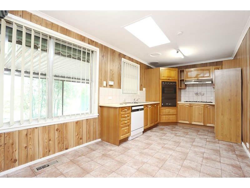 17 Lorraine Crescent, Jacana VIC 3047