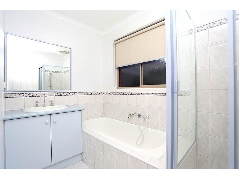 5 Kennedy Parade, Roxburgh Park VIC 3064