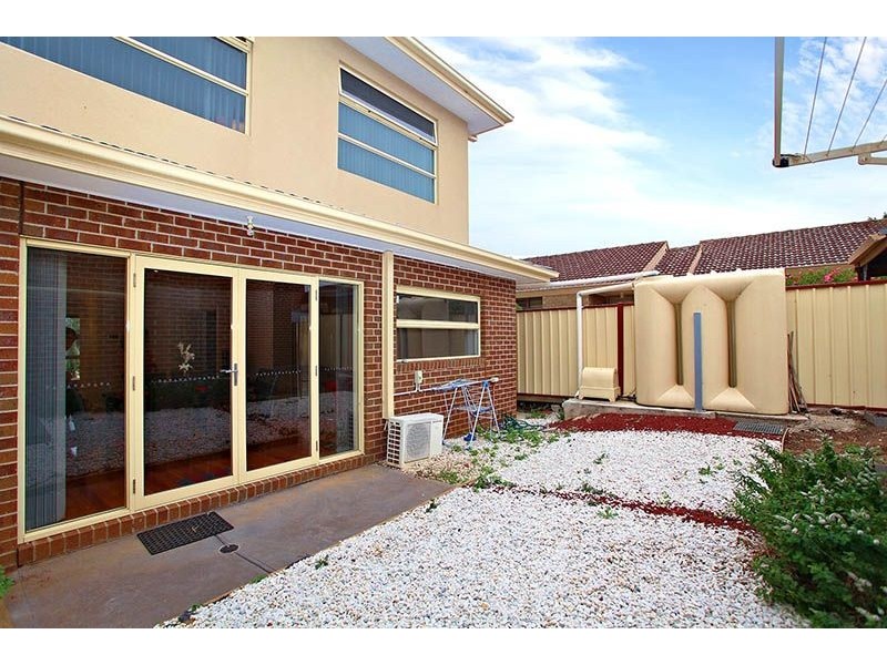 2/30 Gladstone Parade, Glenroy VIC 3046