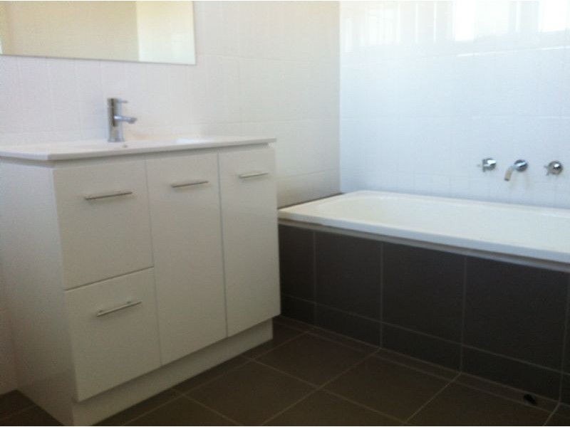 2/44 Gladstone Parade, Glenroy VIC 3046